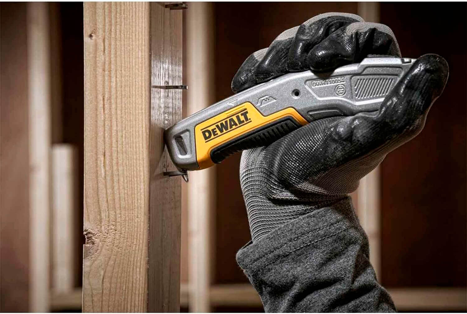 Ніж з висувним лезом для оздоблювальних робіт DeWALT DWHT10054-0