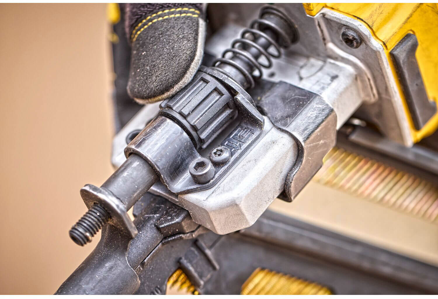 Пістолет цвяхозабивний акумуляторний безщітковий DeWALT DCN930P2