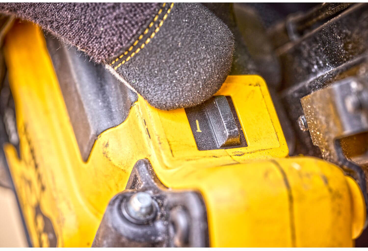 Пістолет цвяхозабивний акумуляторний безщітковий DeWALT DCN930P2