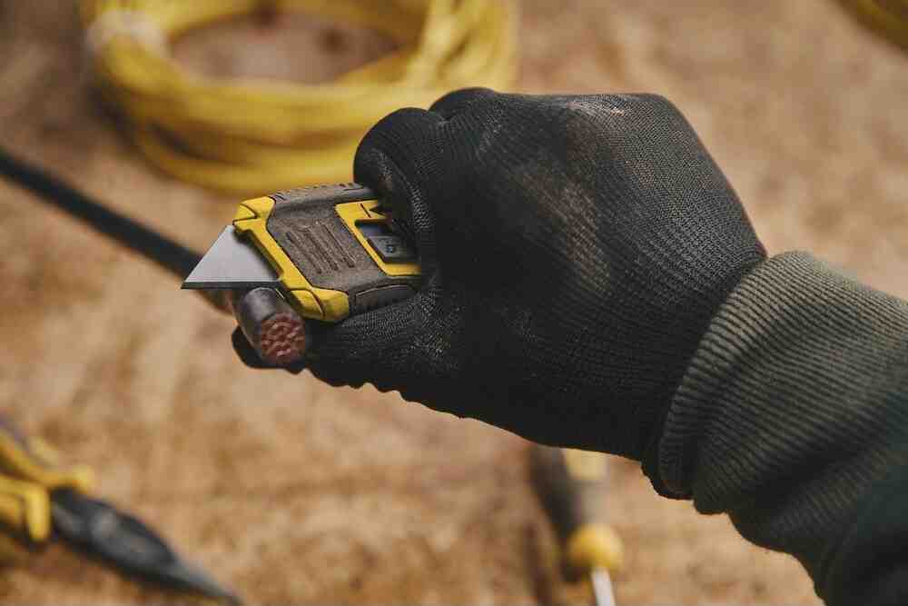 Ніж Control-Grip довжиною 132 мм з висувним лезом для оздоблювальних робіт STANLEY STHT10432-0