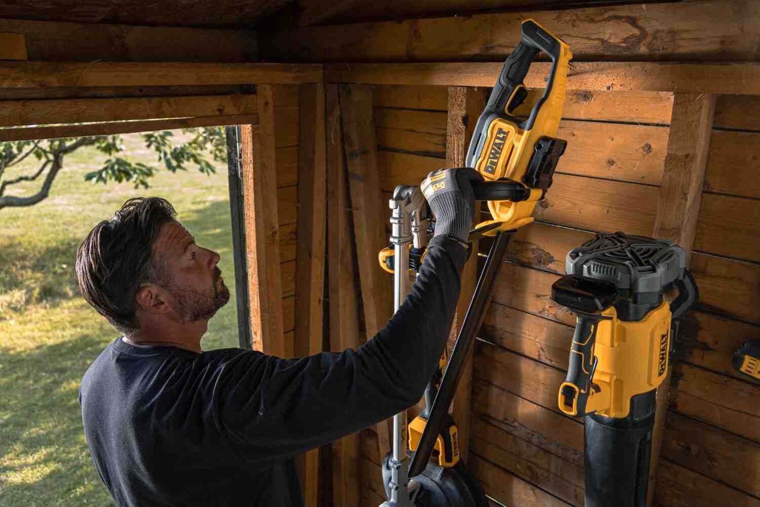 Кущоріз акумуляторний DeWALT DCMHT564N