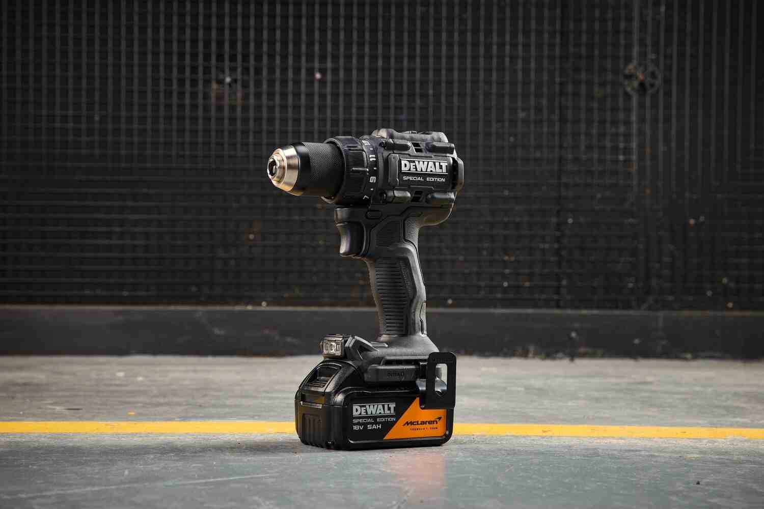 Дриль-шурупокрут McLaren F1 TEAM SPECIAL EDITION DeWALT DCD81MP2T